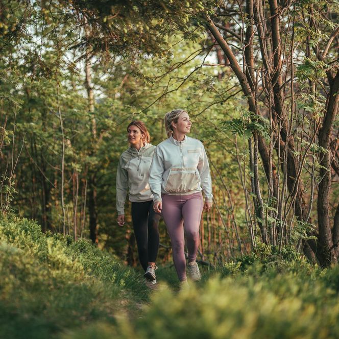 2 Frauen beim Spaziergang im Buchenwald
