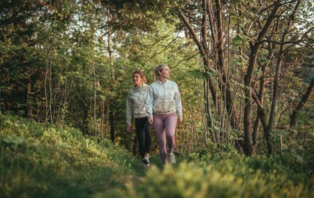 2 Frauen beim Spaziergang im Buchenwald