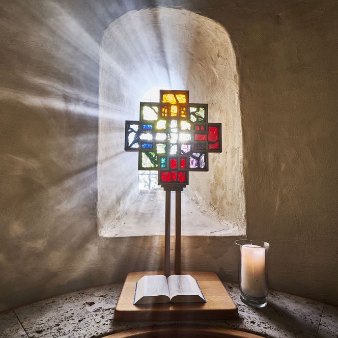 Kirchenfenster und Kreuz in der Kirche Adorf