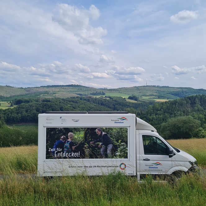Umweltbildungsmobil des Naturparks Diemelsee in der schönen Landschaft