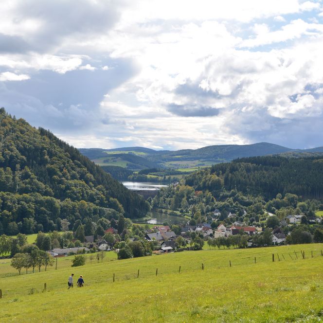 Aussicht über Helminghausen auf den Diemelsee