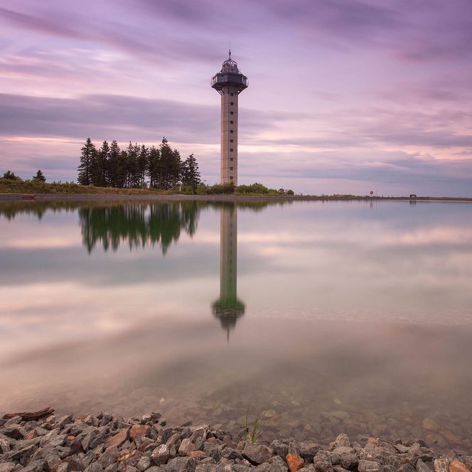 Bergsee auf dem Ettelsberg und Hochheideturm in violettem Licht
