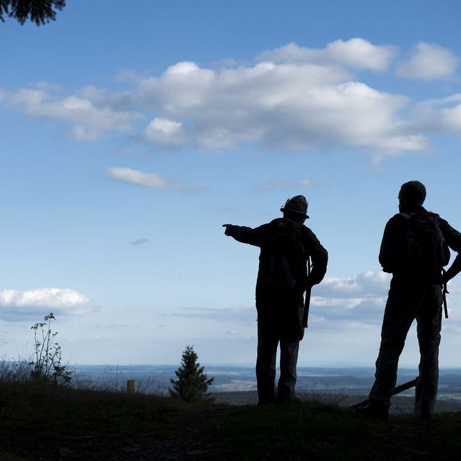 Wanderer im Gegenlicht mit Ausblick