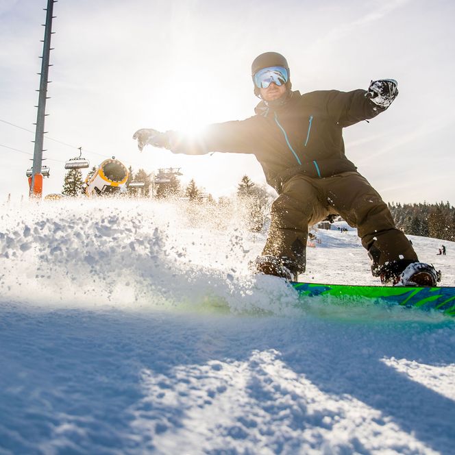 Snowboardfahrer in Aktion in Willingen 