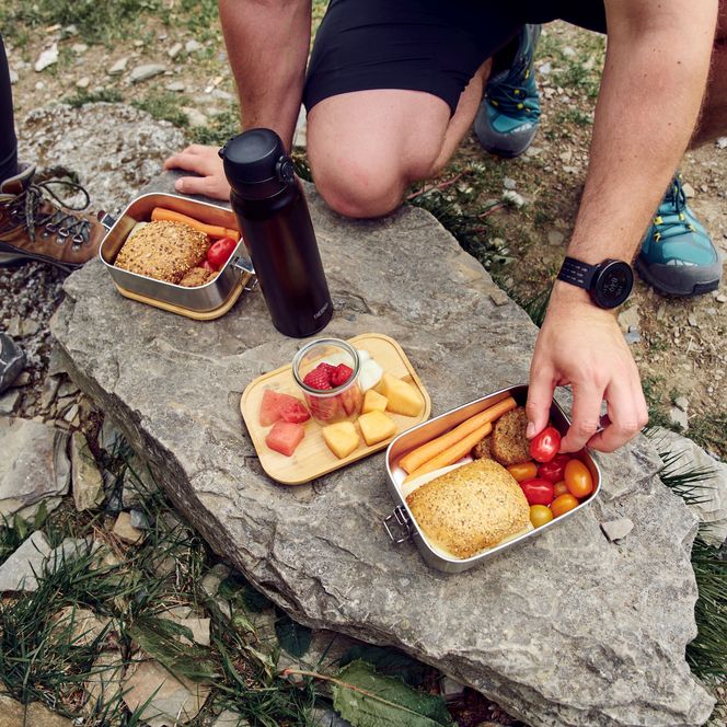 Rast auf einem Stein bei der Wanderung im Sauerland