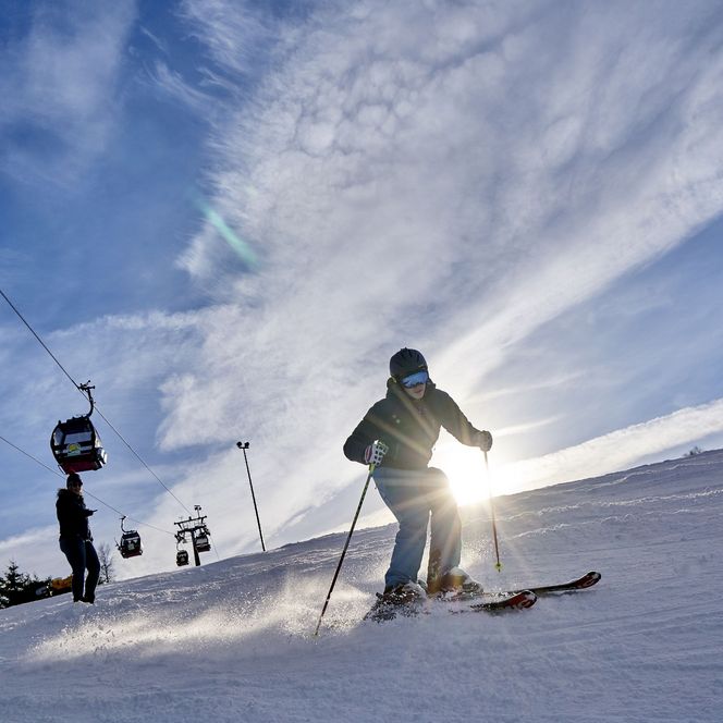 Skifahrer an der Ettelsberg-Seilbahn