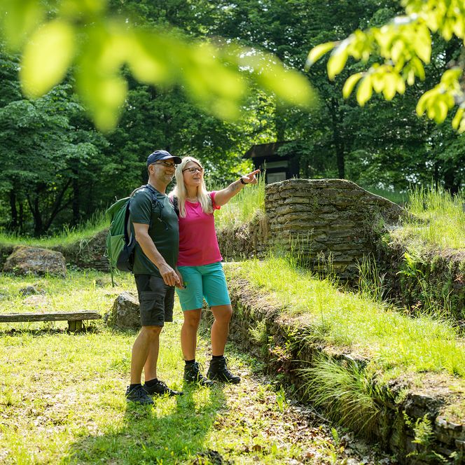 Paar wandert am Borberg Friedhof in Brilon