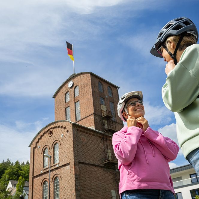 2 Bikerinnen vor dem Essigturm in Brilon