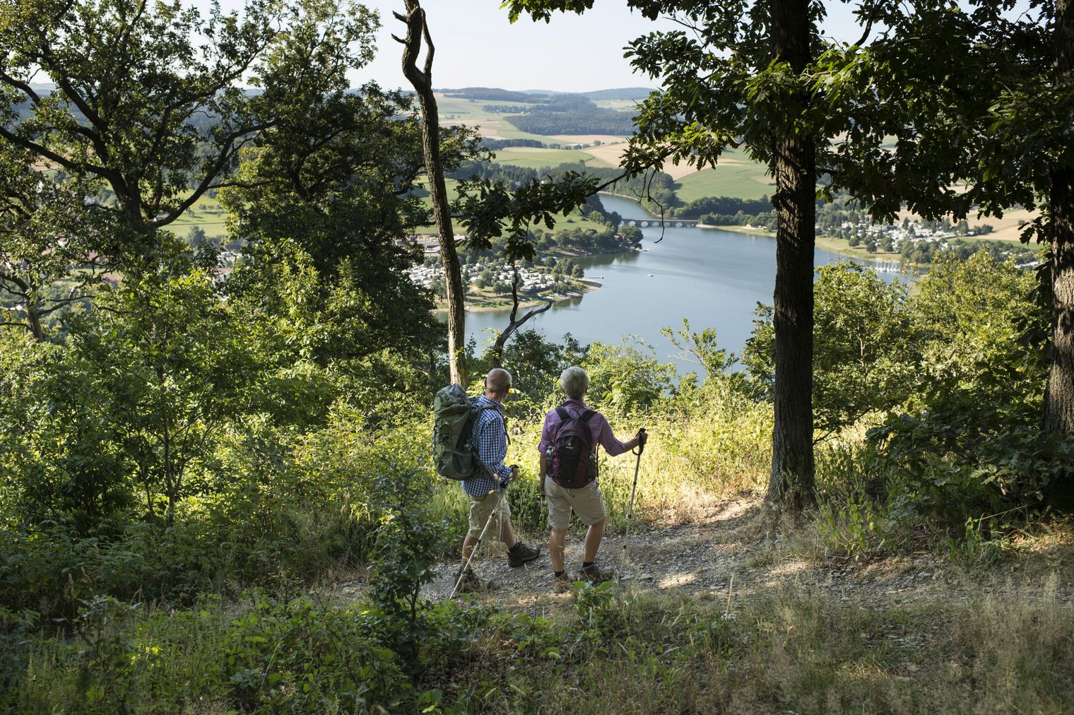 Wanderpaar am St. Muffert mit Blick auf den Diemelsee