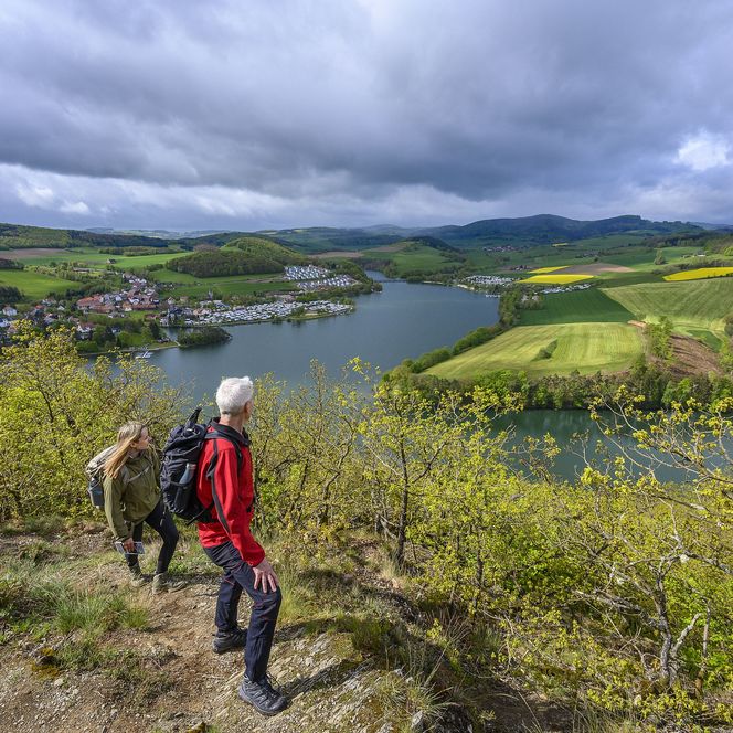 2 Wanderer blicken auf den Diemelsee und Heringhausen
