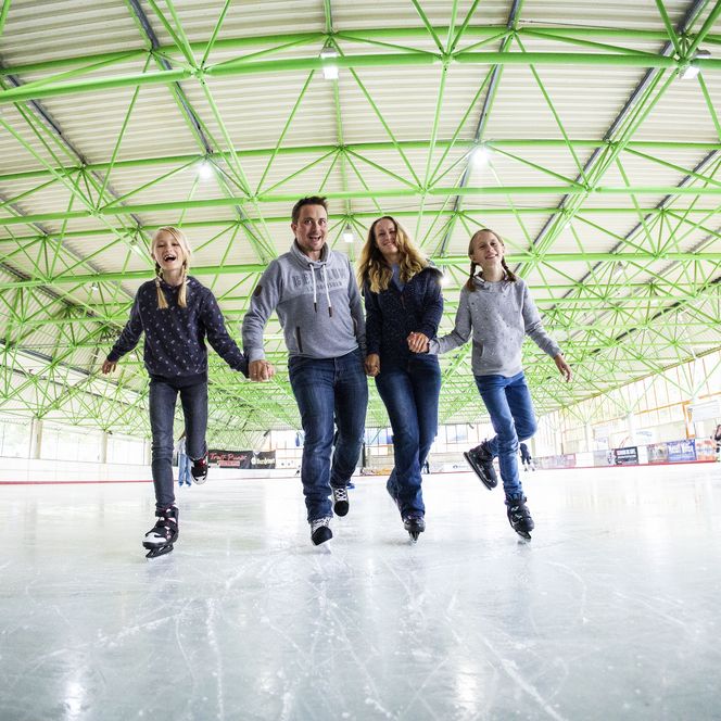 Familie auf der Eisfläche in der Eissporthalle Willingen