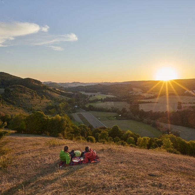 Blick von einer Wiese auf Marsberg bei Sonnenunteruntergang