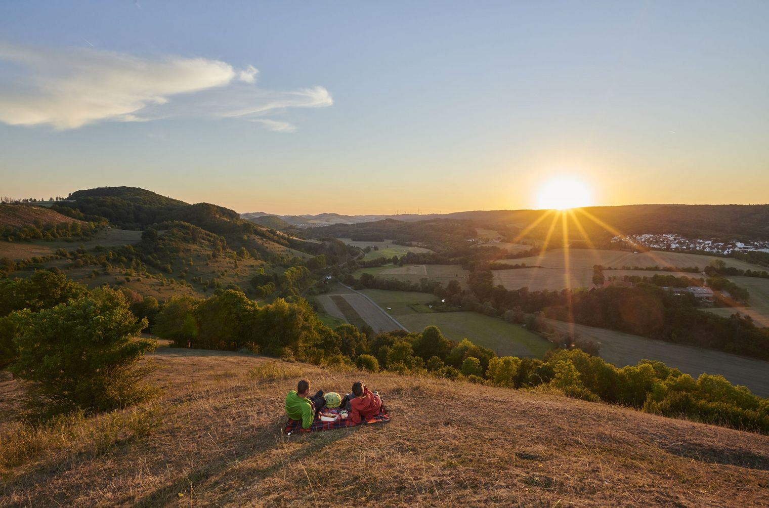 Blick von einer Wiese auf Marsberg bei Sonnenunteruntergang