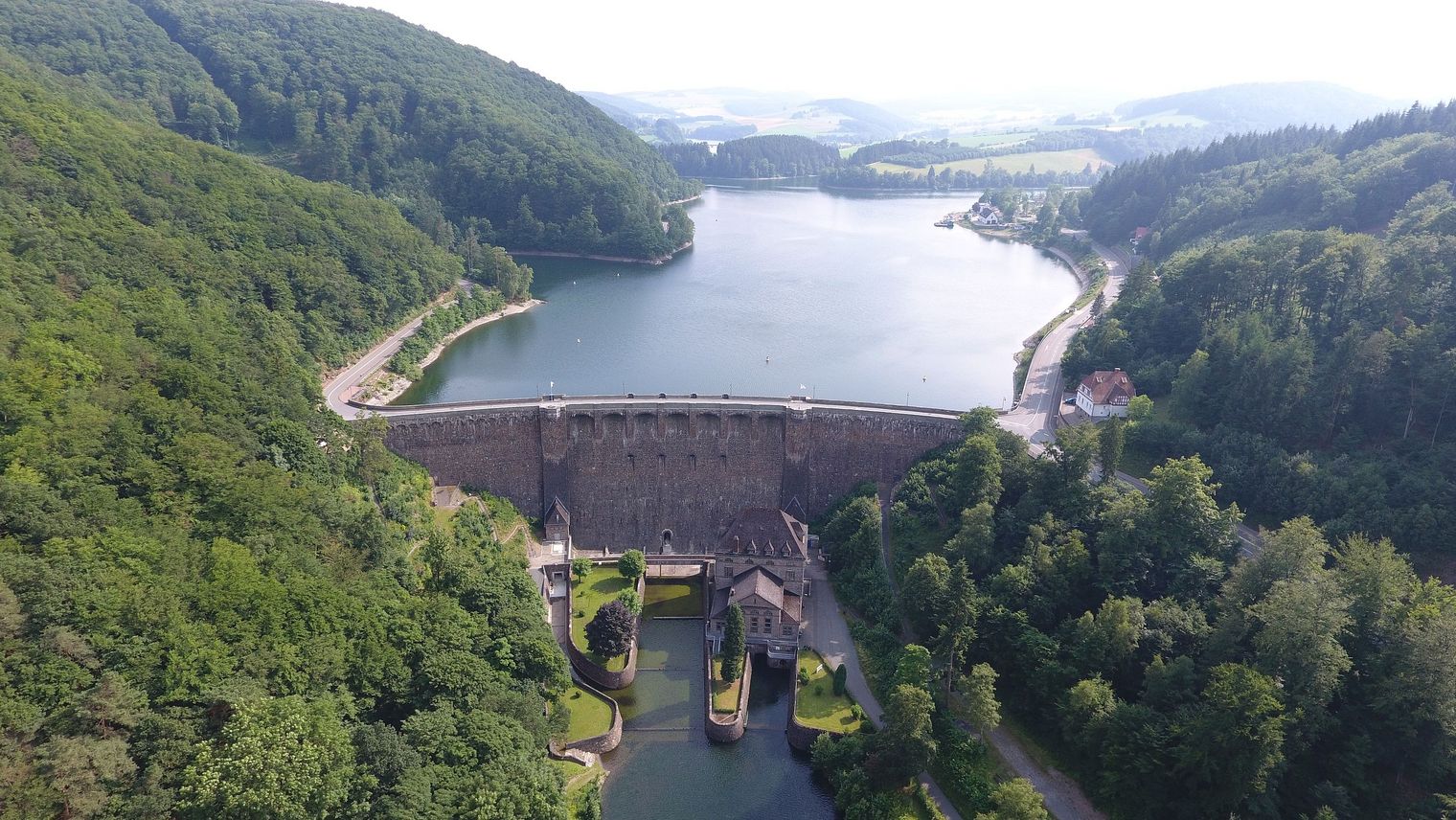 Blick auf den Diemelsee mit Sperrmauer