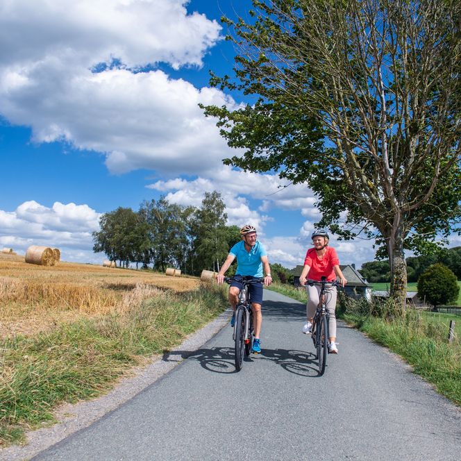 Ein Paar fährt mit dem Rad über einen Feldweg bei Brilon