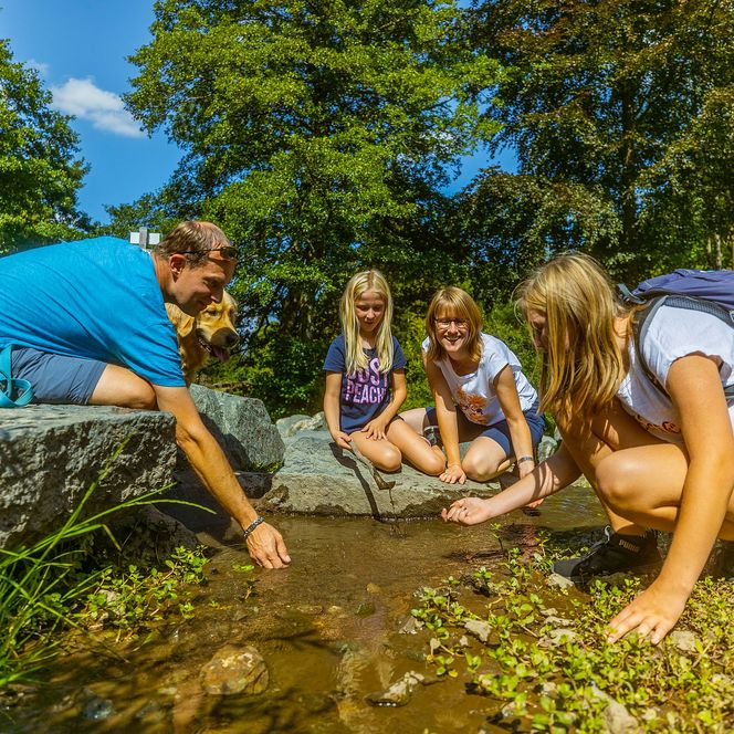 Familie am Wasser der Diemelquelle