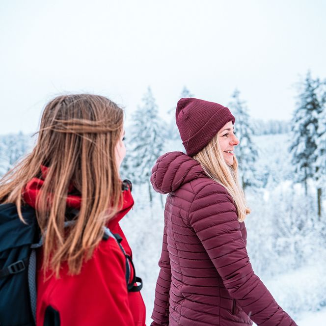 2 Frauen wandern auf dem verschneiten Ettelsberg