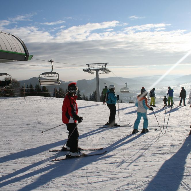 Skifahrer an der Bergstation der Sesselbahn Ritzhagen 