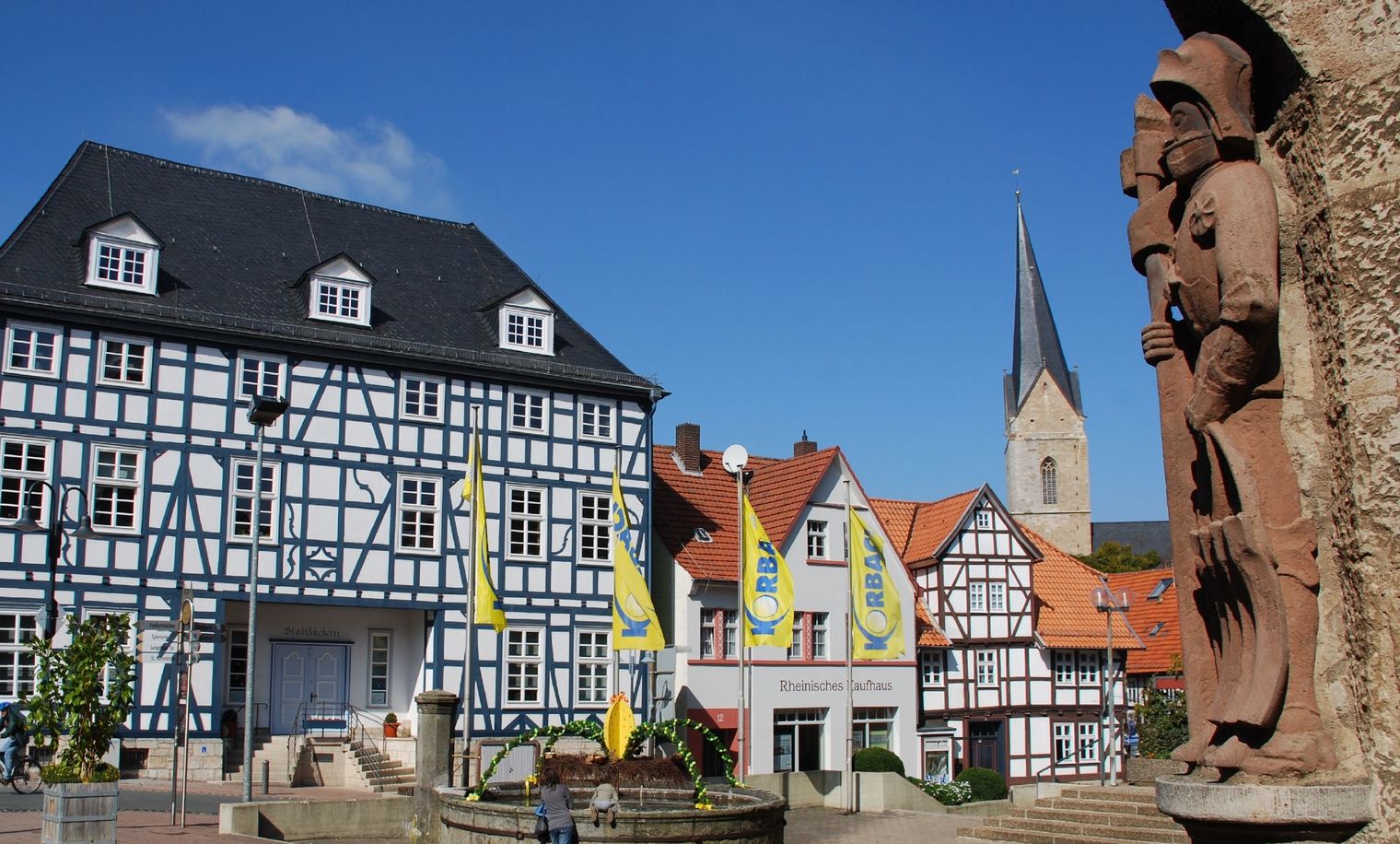Altstadtensemble Korbach mit Stadtbuecherei, Nikolaikirche und Roland