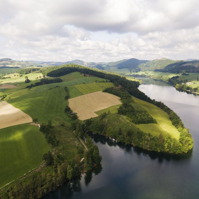 Blick auf eine Landzunge und den Diemelsee