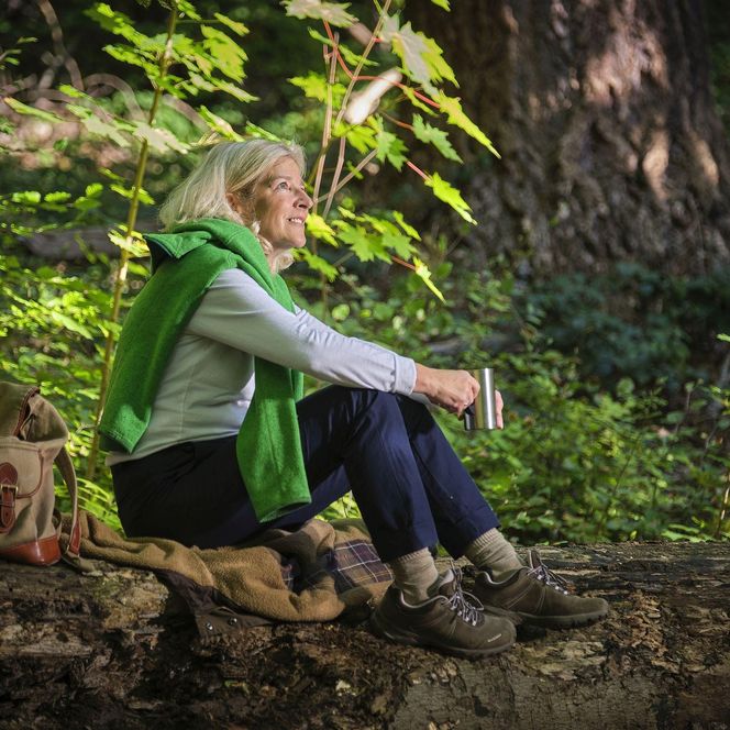 Frau bei der Wanderrast