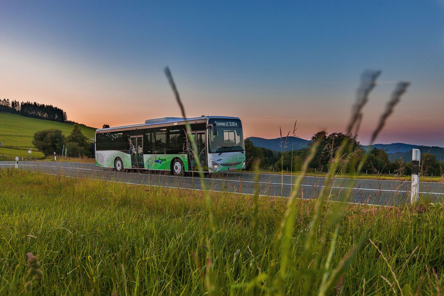 Bus im Abendlicht in Nordhessen