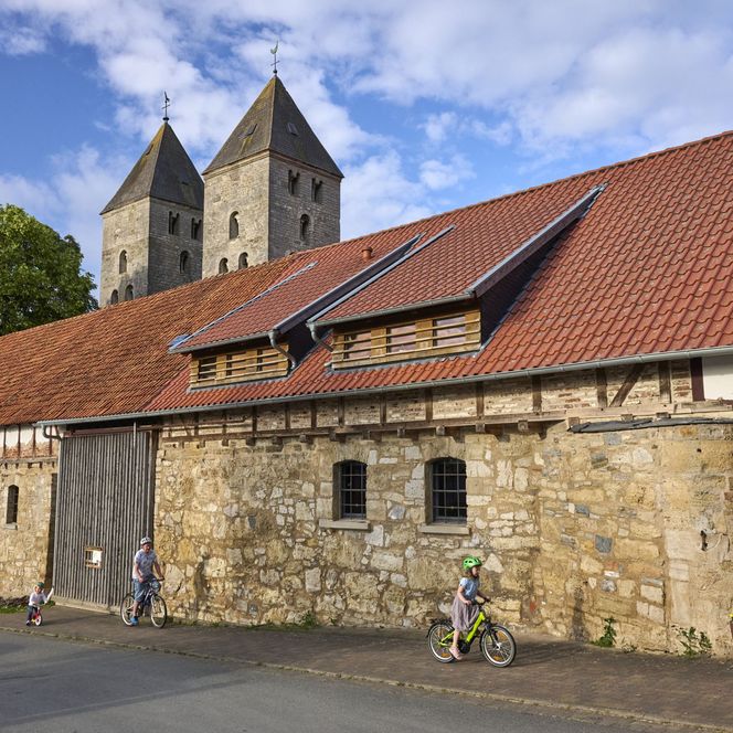 Klosterkiche Flechtdorf mit ihren Doppeltürmen