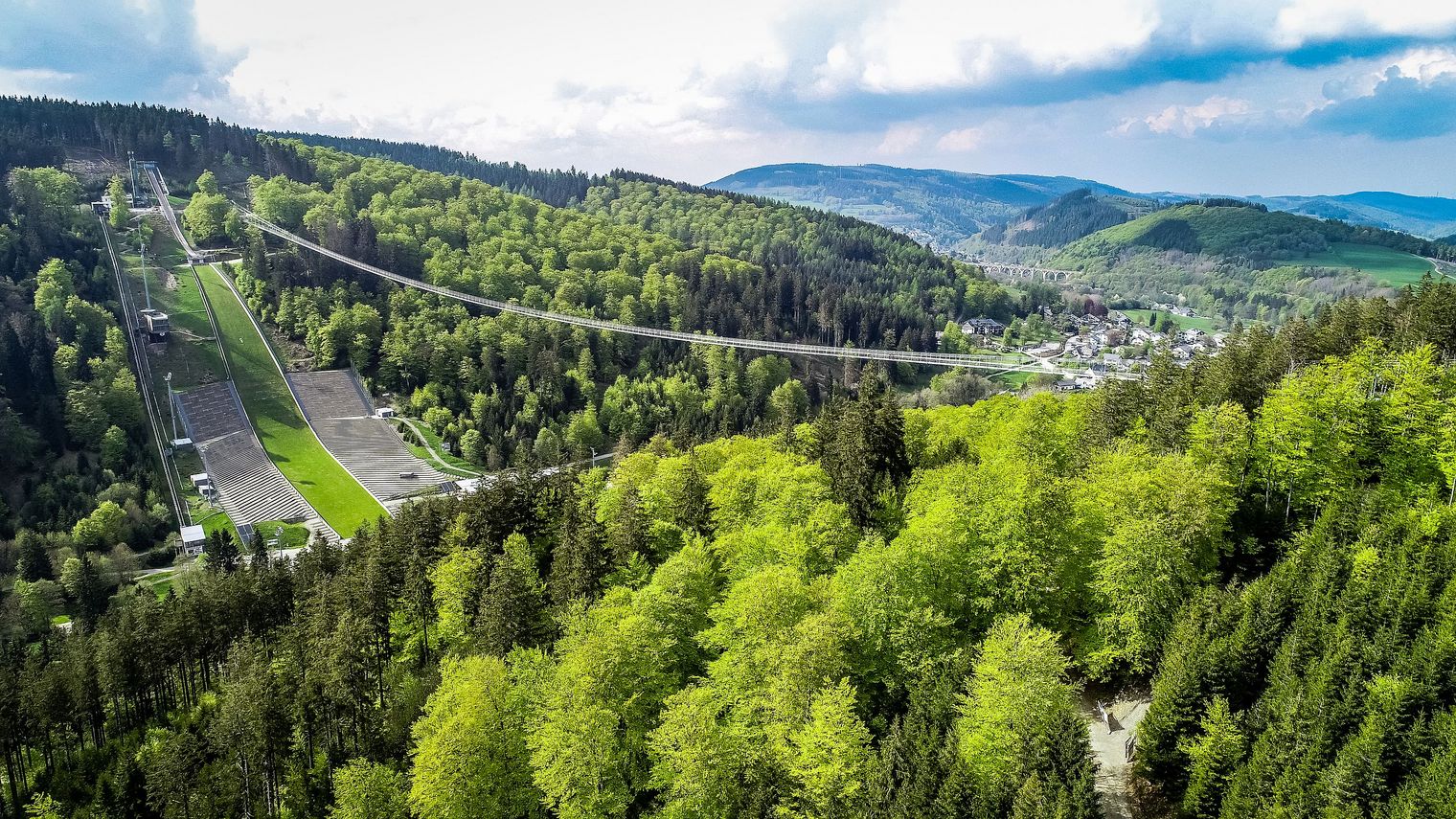 Blick auf Mühlenkopfschanze, Skywalk und Willingen 