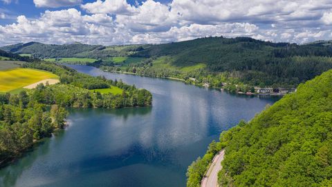 Diemelsee im Sommer mit markanter Wolkenformation