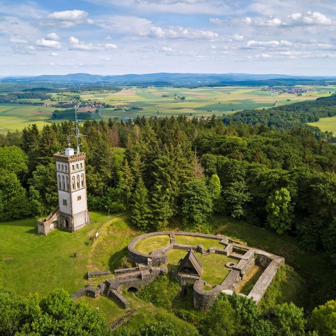 Georg-Viktor-Turm und Burgruine auf dem Eisenberg in Korbach-Goldhausen