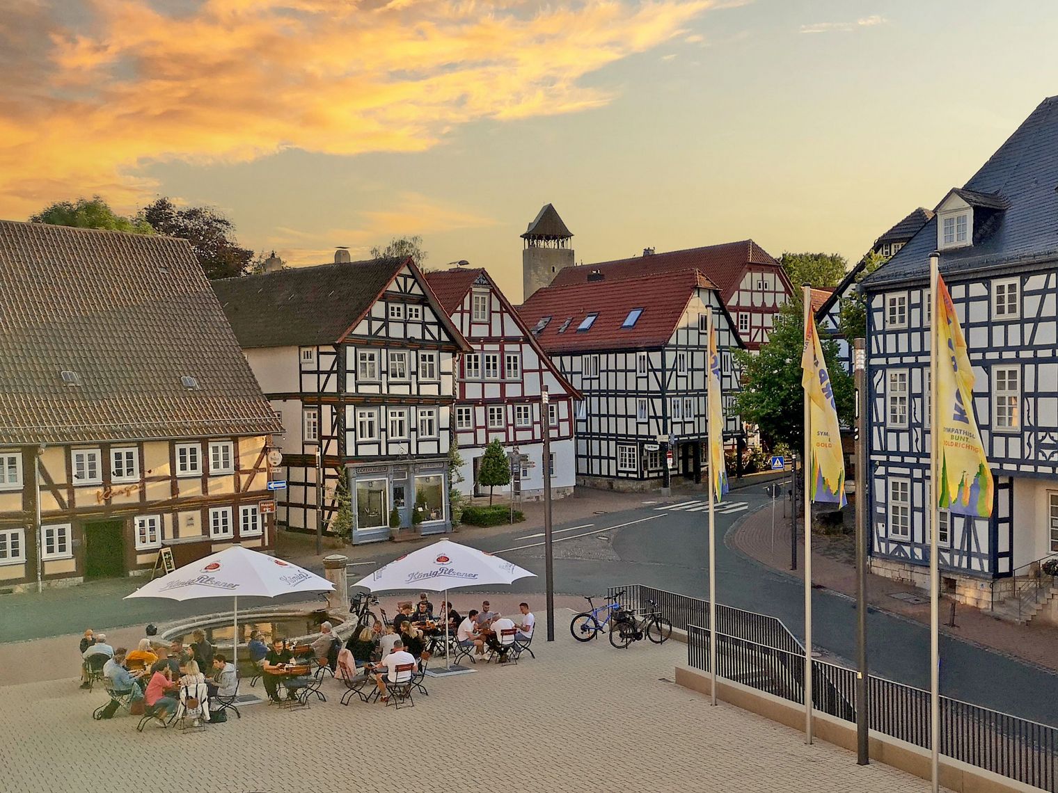 Rathausvorplatz in Korbach bei Sonnenuntergang