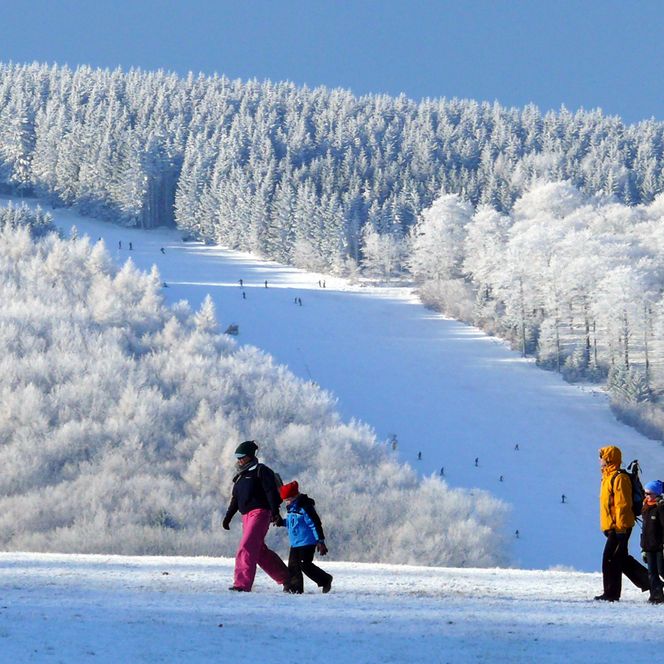 Spaziergänger im Winter mit Blick auf den Sonnenhang 