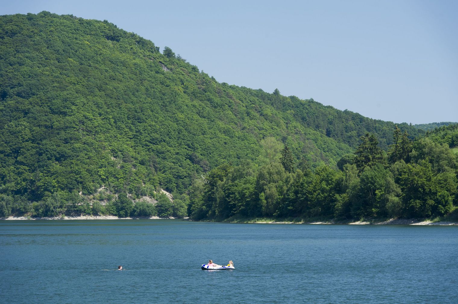 Diemelsee mit Schlauchboot und Wald