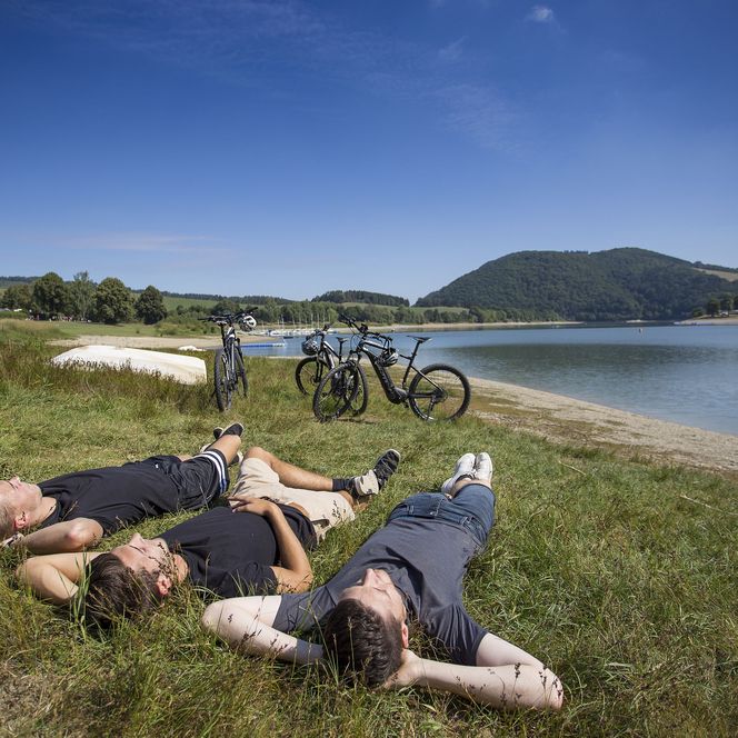 Bikepause am Ufer des Diemelsees