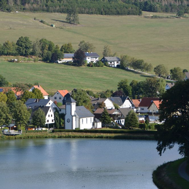 Weiher in Marsberg-Helminghausen mit Kirche