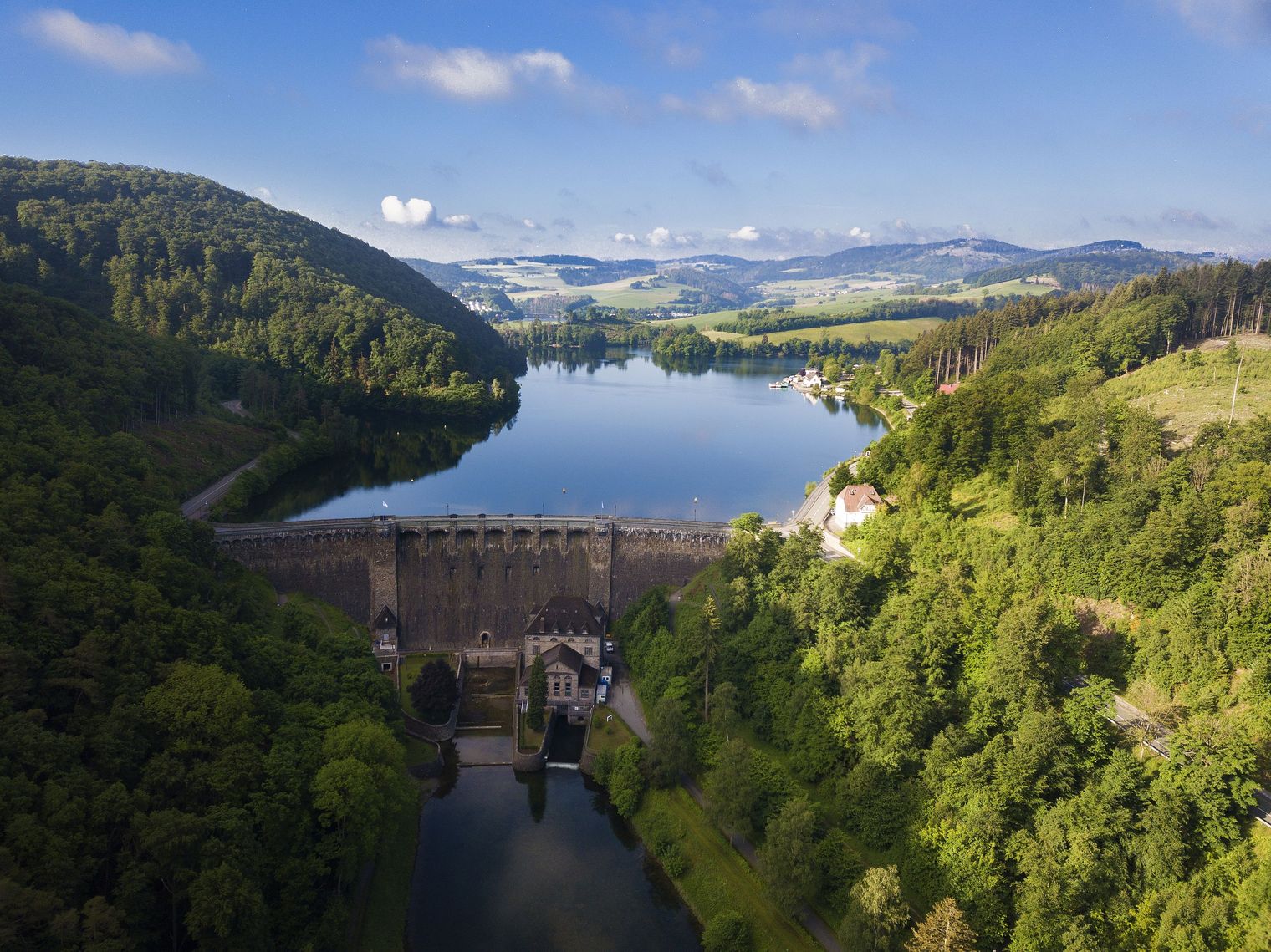 Diemelsee-Panorama mit Sperrmauer und Bergen im Hintergrund