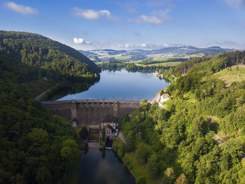 Diemelsee-Panorama mit Sperrmauer und Bergen im Hintergrund