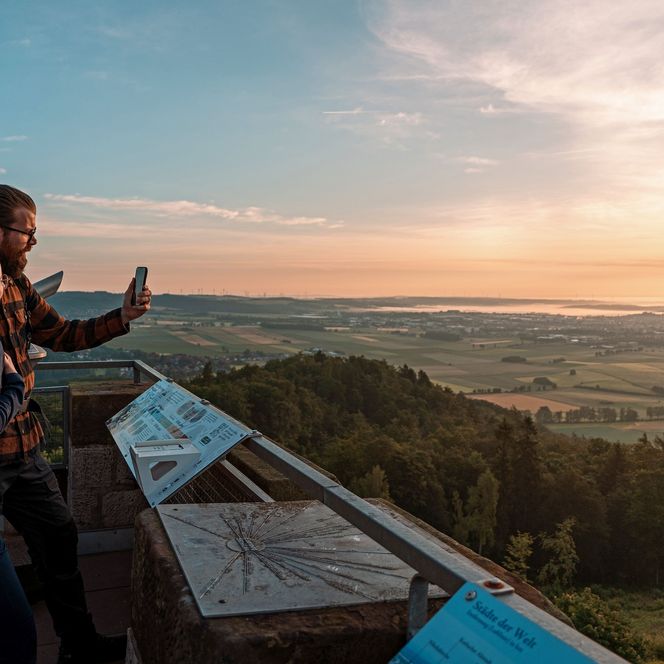 Ausblick vom Georg-Viktor-Turm in Korbach-Goldhausen bei Sonnenaufgang