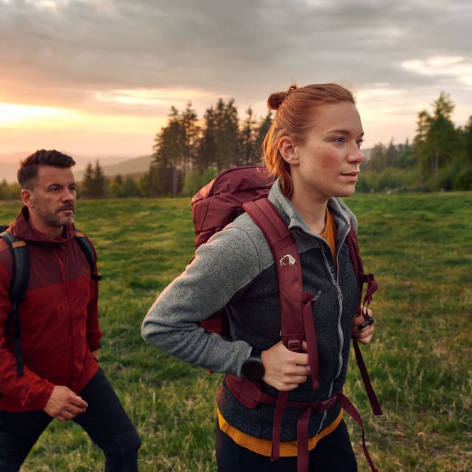 Wanderer auf dem Rothaarsteig bei Sonnenaufgang