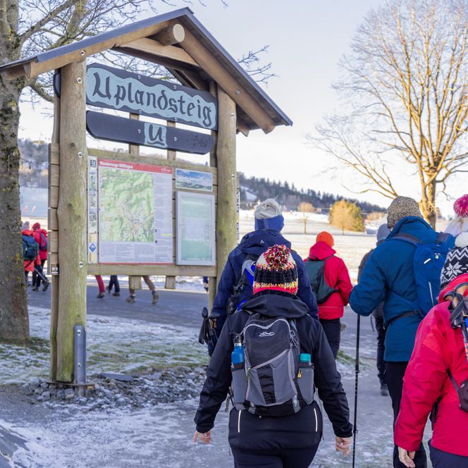 Wandergruppe startet am Besucherzentrum zu einer Winterwanderung 