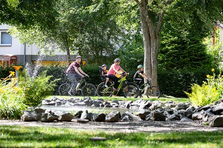 Familie radelt auf dem Diemelradweg