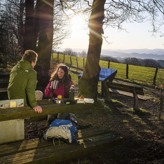 Wanderer bei der Rast im Sauerland