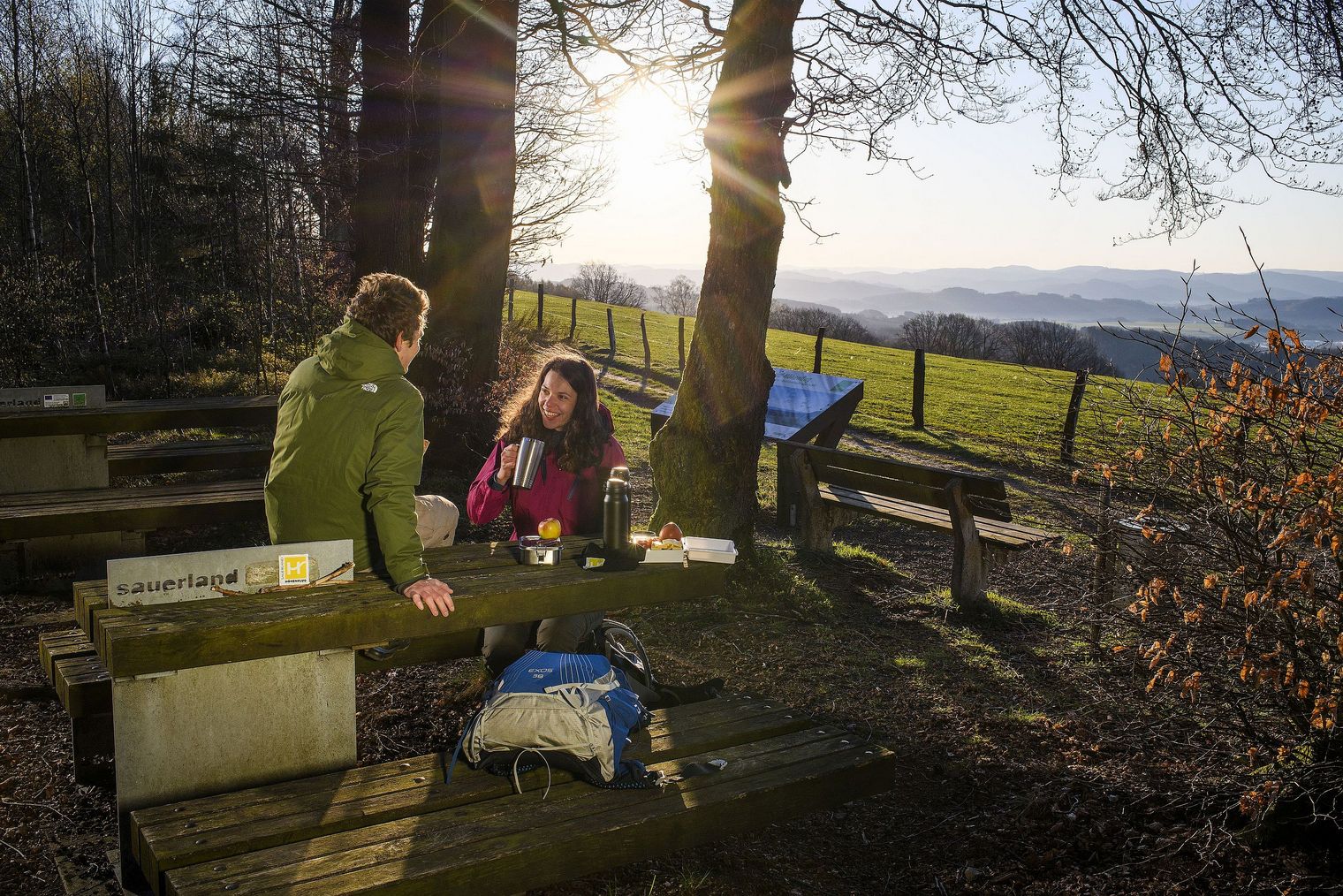 Wanderer bei der Rast im Sauerland