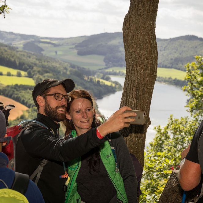 Wandergruppe am St. Muffert mit Blick auf den Diemelsee