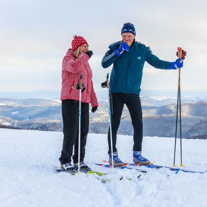 Langläufer-Paar bei der Rast mit Blick auf Willinger Bergpanorama