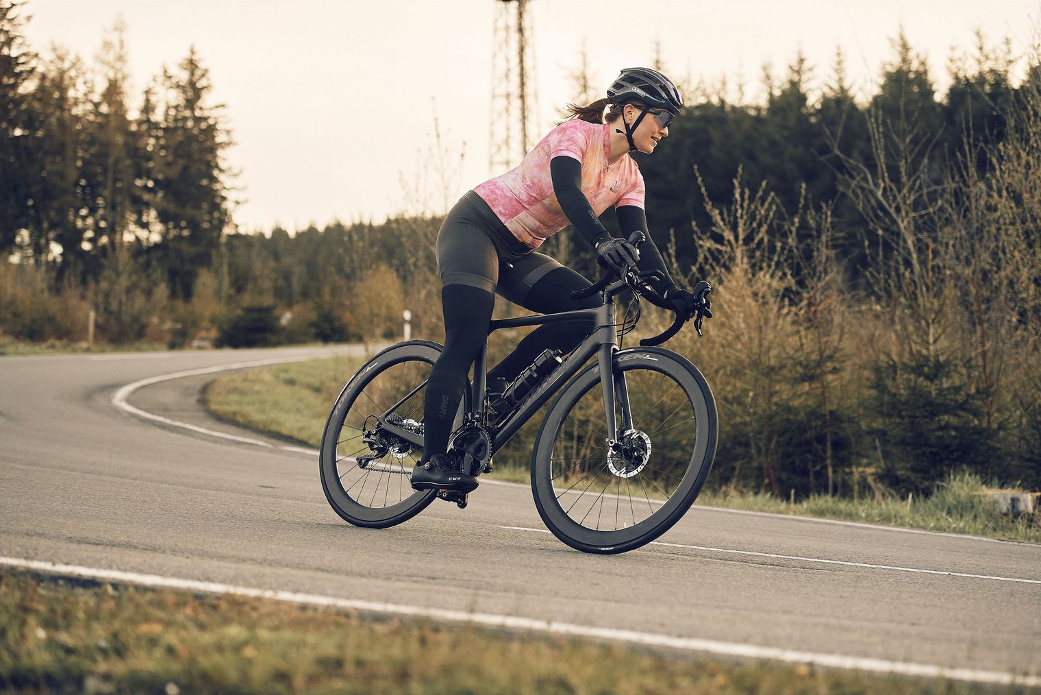 Rennradfahrerin in einer Kurve