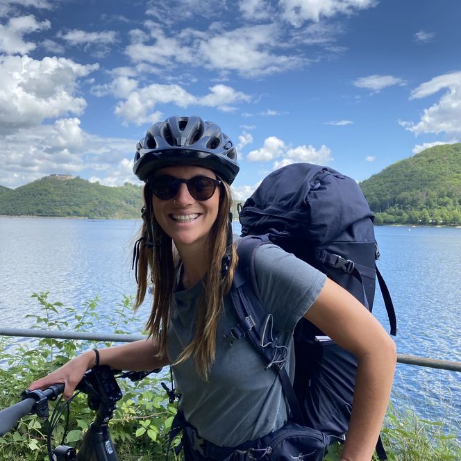 Bikerin auf der Geo-Radroute Ruhr-Eder am Edersee 