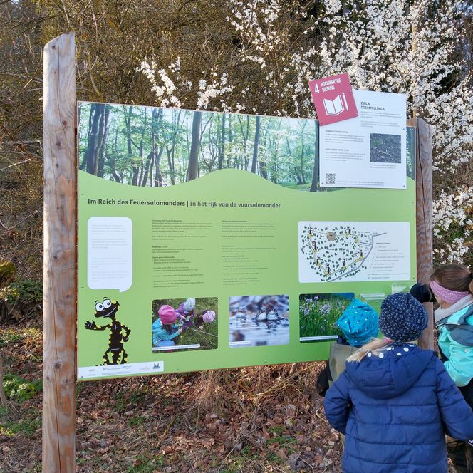 Kinder auf dem Familienerlebnispfad in Korbach